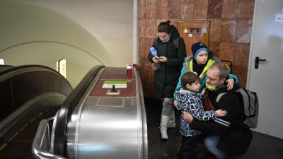 Pappa tröstar son i metron i Kiev.