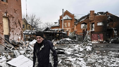 En man går mellan hus som förstördes under flyganfall mot den ukrainska staden Bila Tserkva 8.3.2022.  