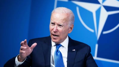 Joe Biden puhumassa Naton huippukokouksessa.