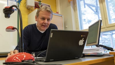 Luokanvalvoja Juhani Haapajoki pitää oppituntia verkon kautta