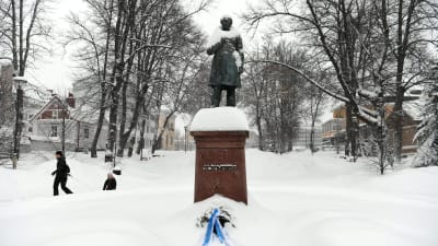 En snötäckt Runeberg-staty i Borgå den 5 februari 2022.