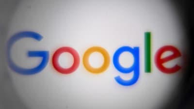 Foto av mobilskärm som visar Googles logotyp 