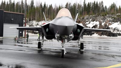 Jaktplan Lockheed Martin F-35 står på ett asfalterat fält 