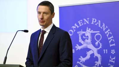 Wojciech Maliszewski, direktör för Internationella valutafondens delegation i Finland som presenterar IMF:s bedömning av den finska ekonomin vid en presskonferens i Helsingfors den 19 november 2021.
