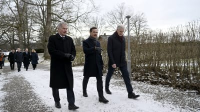 Finlands president Sauli Niinistö, Sveriges statsminister Ulf Kristersson och Norges statsminister Jonas Gahr Støre går längs en snöklädd gång i Harpsund.