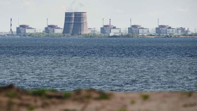Kärnkraftverket Zaporizjzja i det ryskkontrollerade området Enerhodar, sett från Nikopol den 27 april 2022.  Tilltagande strider har väckt rädsla för en kärnkraftsincident.  