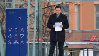 Riksdagsledamot, Vasa stadsfullmäktiges ordförande Joakim Strand (SFP) höll festtal på stadens dillmakaronifest. Här står han uppe på torgscenen och talar.
