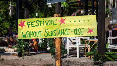 Kyltti jossa teksti Festival without substance use