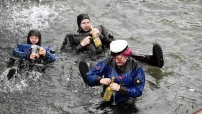 Valborgsfirare tar ett dopp i Havis Amandas bassäng