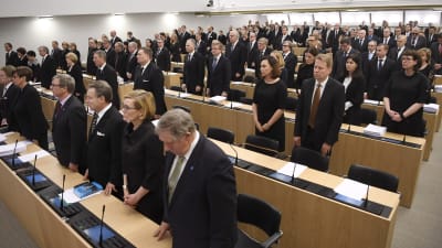 Tyst minut för avlidne presidenten Mauno Koivisto i riksdagen den 16 maj 2017.