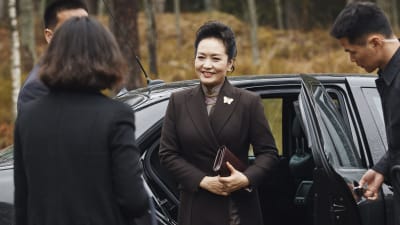 Kinas första dam Peng Liyuan anländer till Ainola i Träskända.