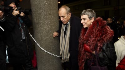 Jörn Donner och Bitte Westerlund anländer till slottsbalen.
