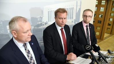 Kalle Jokinen, Antti Kaikkonen och Simon Elo presenterade det nya förslaget till alkohollagen. 