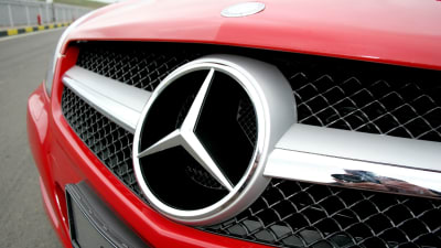 Logotypen för bilmärket Mercedes Benz. 
