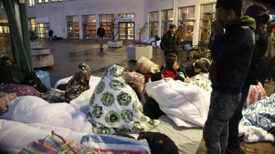 Flyktingar sover utanför migrationsverket i Malmö den 20 november.