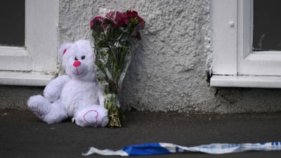 Leksaksbjön och blomhälsning nära Manchester Arena.