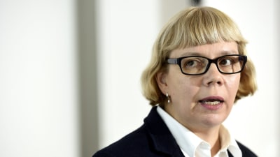 Porträtt av Elina Grundström med glasögon och blont polkahår.