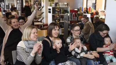 Glada regnbågsfamiljer på Sateenkaariperheet ry:s pressträff efter att riksdagen röstade för den nya moderskapslagen.