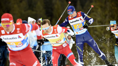 Matti Heikkinen genast efter Ryssland och Norge på den tredje sträckan.