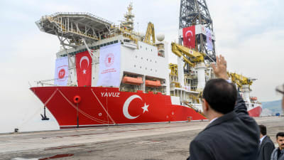  Fatih Domnez, Turkiets minister för energi- och naturresurser vinkade av borrningsfartyget Yavuz i en hamn i Istanbul den 16 juli, då fartyget var på väg mot Cypern. 