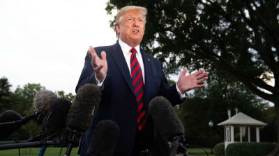 Donald Trump talade med medier utanför Vita huset på torsdagen. 