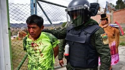 Polisen griper en anhängare till Morales i huvudstaden La Paz på måndagen.
