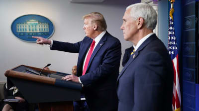 Donald Trump tillsammans med Mike Pence i Vita huset i samband med ett av de dagliga pressuppträdandena.