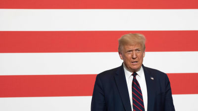President Trump höll ett tal vid amerikanska Röda korsets högkvarter på torsdagen med en stor amerikansk flagga i bakgrunden. 