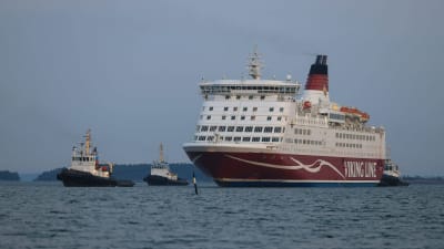M/S Amorella bogseras från Järsö till Långnäs 23.9.2020 och vidare till Nådendal.24.9.2020.