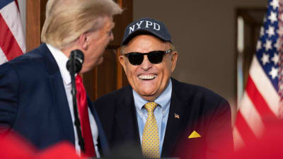 President Trump med sin advokat Rudy Giuliani under en välgörenhetstillställning till förmån för New York-polisen. Bilden är tagen den 14 augusti. 