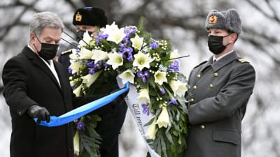 President Sauli Niinistö deltar i kransnedläggning vid hjältekorset på Sandudds begravningsplats på självständighetsdagen 2020.