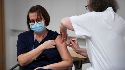 Sjuksköterskan Eija Koponen får coronavaccinet den 27 december 2020.