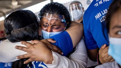 Här en lättad honduransk asylsökande som togs emot i Texas i februari, men det senaste beslutet gäller uttryckligen venezolaner. 