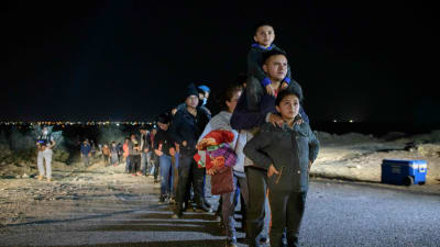 Migrantfamilj som tagit sig över floden Rio Grande stoppas av gränsmyndigheter