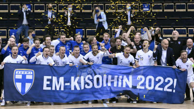 Finlands spelare jublar med en banderoll.