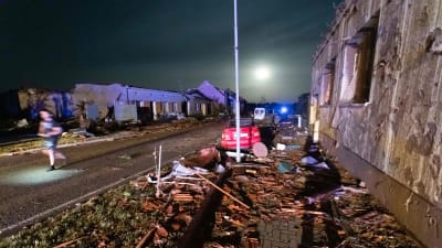 Bilder från byn Hrušky visar stor materiell förstörelse med hus vars tak blåst av och fönster krossats. 