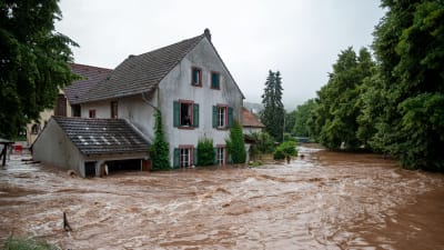 Översvämningar i Tyskland. vatten forsar förbi ett hus