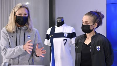 Anna Signeul och Essi Sainio på damlandslagets pressinfo den 8.9.2021.