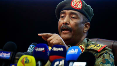 Sudanin armeijan pääkenraali Abdel Fattah al-Burhan puhuu medialle.