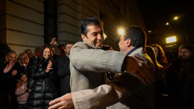 Kiril Petkov (till vänster) kramade om Asen Vasilev då vallokalsundersökningarna visade att deras alldeles nya parti såg ut att ha fått flest röster i söndagens parlamentsval. 