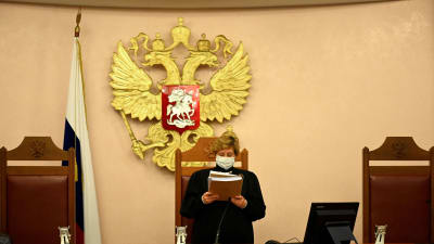 Rysslands högsta domstols domare Alla Nazarova läser upp en dom i rättsalen.