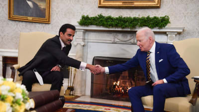 Emiren av Qatar, Tamim bin Hamad al-Thani fick ett varmt mottagande av president Joe Biden i Vita huset på måndagen. 