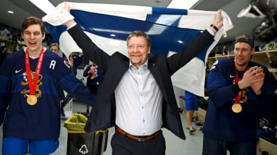 Jukka Jalonen med Finlands flagga efter OS-guldet.