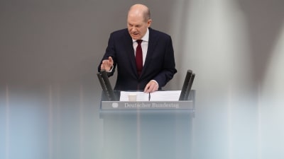 Förbundskansler Olaf Scholz talar i förbundsdagen 27 februari 2022. 