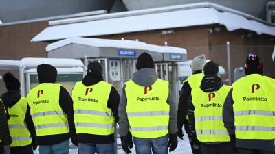 Strejkvakter vid UPM:s fabrik.