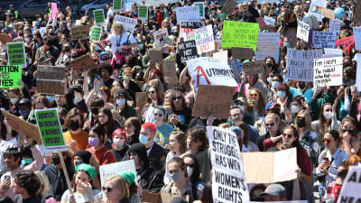 Demonstranter i Chicago samlades för att visa sitt stöd för rätten till abort den 7 maj 2022.