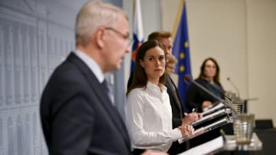 Statsminister Sanna Marin (SDP) på en presskonferens. Utrikesminister Pekka Haavisto (Gröna) syns i förgrunden.