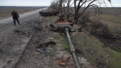 En förstörd rysk stridsvagn utanför Cherson
