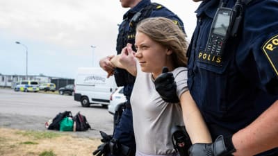 Greta Thunberg avlägsnades från oljehamnen i Malmö av två poliser den 19 juni.
