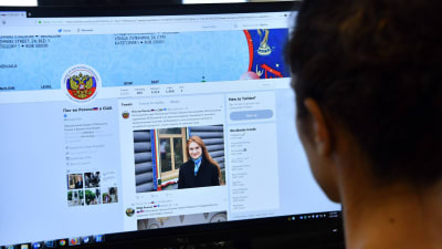 En person kollar på en datorskärm där en bild på Maria Butina syns.